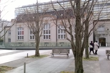 <p>Bangunan perpustakaan. Seolah berada di Eropa masa lampau</p>