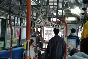 <p>Kehadiran pasangan berkimon dalam bis ini , memberi pesan bahwa Jepang selalu mempertahankan budaya tradisional&nbsp;mereka</p>