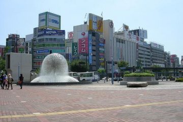 The fountain where people meet before heading off to have fun in the city