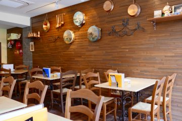 <p>Large open area allows lots of natural light (Kamakura&nbsp;Branch)</p>