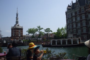 <p>A seat on a terrace overlooking the canal. You can purchase a Sasebo city burger, Nagasaki champagne, or bring in your own packed lunch which somehow tastes better when surrounded by beautiful scenery.</p>