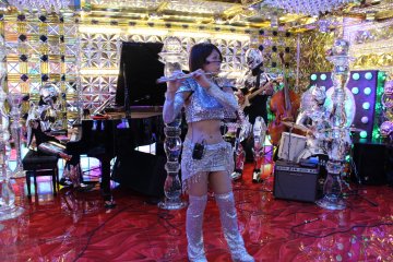 <p>The robot band members led by a flutist</p>