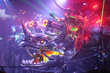 <p>After being defeated once, the enemies make a serious upgrade to a huge dino robot</p>