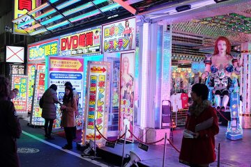<p>The main entrance is down a fairly small, but very well lit street in Kabukicho</p>