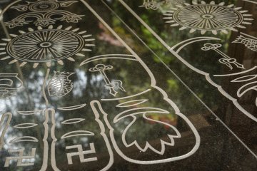 <p>This drawing represents the soles of the Buddha's feet</p>