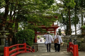 <p>Pilgrims wearing traditional white dress</p>