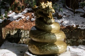 <p>A golden serpent?</p>