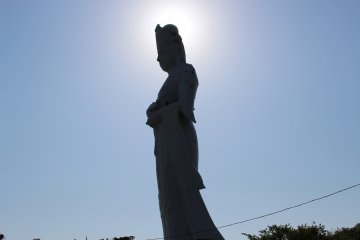 <p>Tokyowan Kannon&nbsp;as a silhouette against the sun.</p>