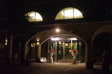<p>Atmosfir yang damai di depan pintu masuk.</p>