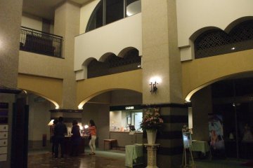 <p>Interior lobi.</p>