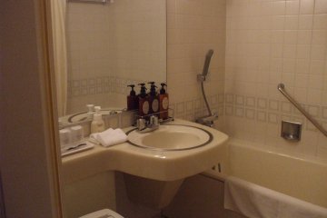 <p>Terdapat banyak fasilitas kamar mandi, termasuk sabun cuci muka.</p>