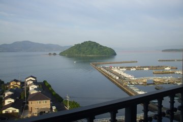 <p>Pemandangan pagi Omura Bay dari balkon hotel. Awal yang baik untuk memulai hari</p>