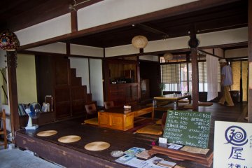 <p>Lantai panggung kayu dari rumah tradisional</p>
