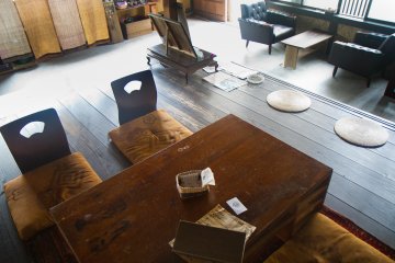 <p>Cobalah cara tradisional Jepang, meja rendah ataupun kursi lembut di dekat jendela</p>