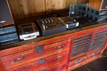 <p>Perabotan antik lengkap dengan alat DJ</p>
