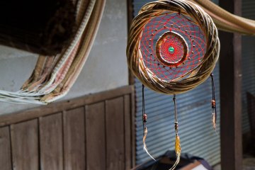 <p>Dekorasi buatan tangan dreamcatcher dan&nbsp;gantungan</p>