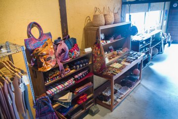 <p>Barang-barang buatan tangan import</p>