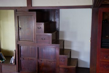<p>Tangga tua</p>