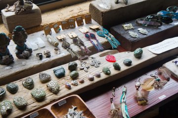 <p>Anting-anting dan&nbsp;perhiasan lannya</p>