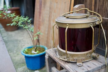 <p>Ornamen kecil menghiasi bagian depan kafe</p>