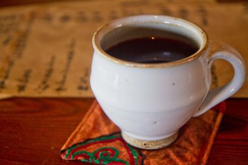 <p>Kopi Meguruya disajikan di sebuah keramik yang indah</p>