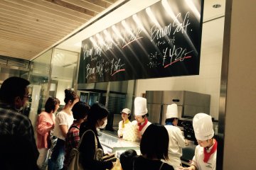 Take away shop. Many people were eating an Ice cream which comes with&nbsp;Baumkuchen&nbsp;Sabl&eacute;.