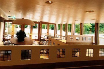 There is a cafe on the second floor. You can eat fresh-baked Baumkuchen.