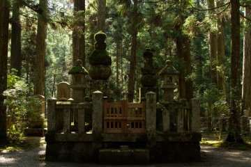 <p>An single, pretty well-defined&nbsp;and neatly arranged tomb.</p>