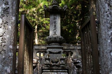 <p>This one reminded me a bit of heaven's gate. I don't think you can find two tombs that resemble&nbsp;each&nbsp;other in appearance.&nbsp;</p>