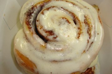 <p>Delicious ooey-gooey cinnabon ready to be devoured!</p>