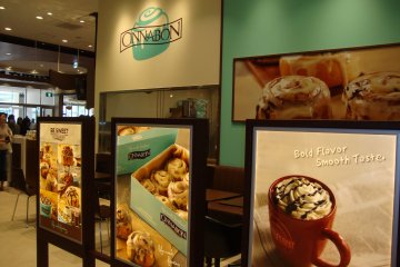 <p>Saitama-shintoshin&nbsp;Cinnabon,&nbsp;caf&eacute; side</p>
