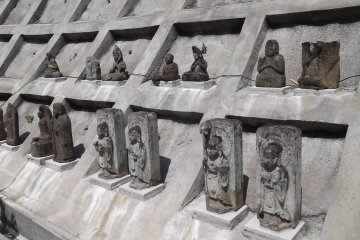 <p>This embankment doubles as a display case</p>