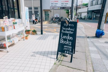 <p>Papan nama London Books menyambut Anda untuk datang berkunjung</p>
