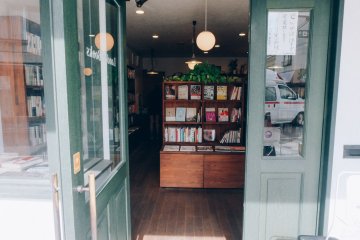 <p>Pintu hijau ini selalu terbuka untuk semua kutu buku yang datang</p>