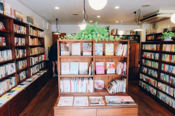 <p>Meskipun kecil, tapi London Books memiliki koleksi buku yang sangat banyak&nbsp;</p>