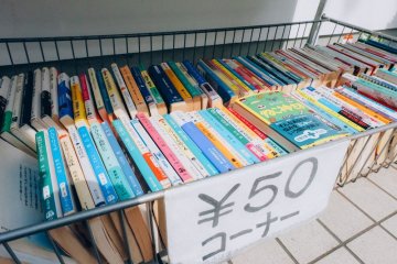 <p>Buku-buku yang dijual dengan harga sangat murah di depan toko</p>