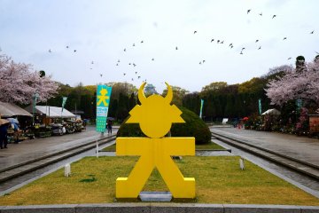 <p>아마도 쇼군 문양일까요..? 오사카 성을 배경으로</p>