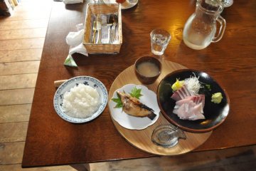 Sashimi and grilled fish lunch set