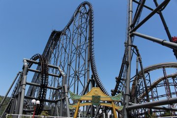 <p>A look at the twisted and curvy 4D roller coaster Eejanaika.</p>