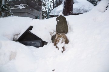 Walking up the staircases close to Yubatake will lead to the Kosenji Temple. Everything is covered up in a thick snow, even the Jizo look very cold... Place Address:&nbsp;〒377-1711 Gunma-ken, Agatsuma-gun, Kusatsu-machi, Kusatsu,４４６