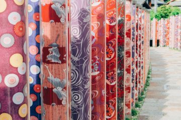 <p>Bahan kimono yang digunakan menggunakan&nbsp;teknik pewarnaan tradisional&nbsp;Kyo-yuzen</p>