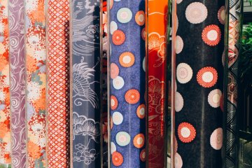 <p>Bahan kimono yang digunakan menggunakan teknik pewarnaan tradisional Kyo-yuzen</p>