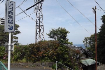 <p>To get to the villa, follow the sign down the slope</p>