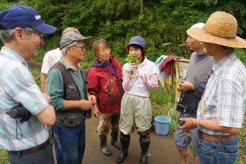 <p>You can find fragrant herbs throughout the rice fields as this volunteer from Yato Satoyama Planning explains.</p>