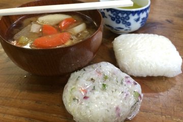 <p>Delicious rice balls, homemade miso soup, and green tea were included in the Rice Planting tour. Oishii!</p>