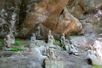 <p>Statues bouddhiques</p>