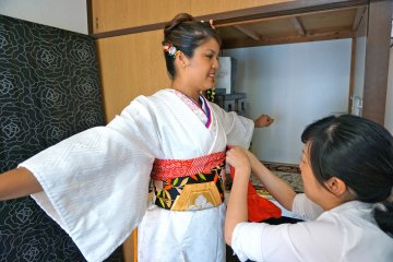 <p>Ms.&nbsp;Nakahara secures the "Obi" belt</p>