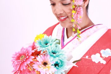 <p>Close-up image wearing the "Uchikake" style kimono and holding the prop of bouquet flowers</p>