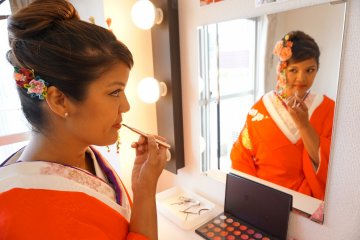 <p>Finishing touches on make-up</p>