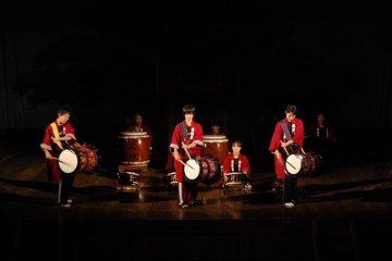 The three-day festival also includes taiko-drum performances by various local groups in the Uchiko-za.